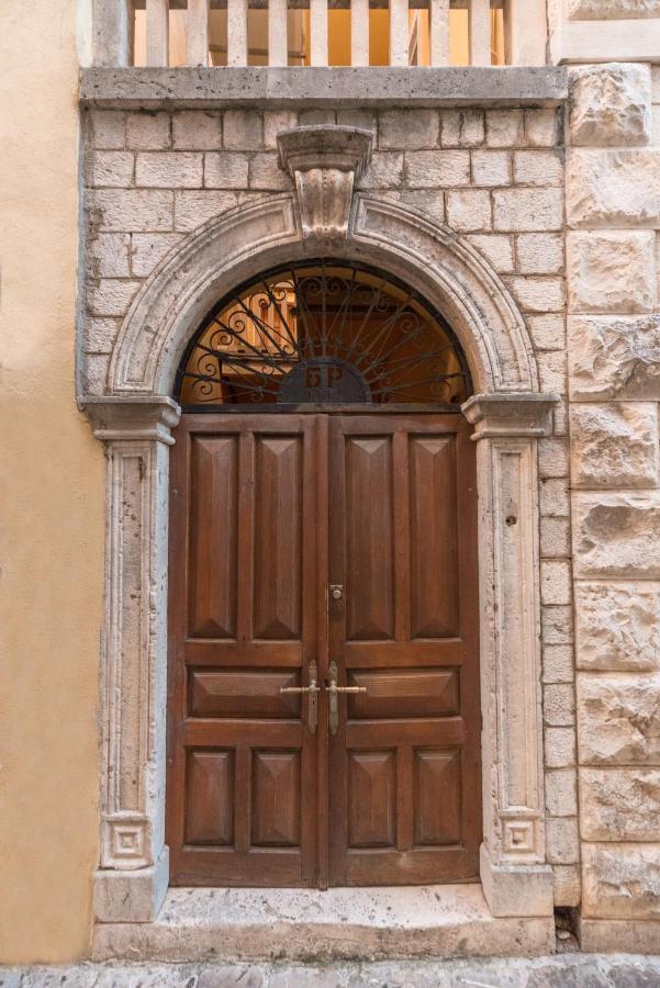 R Club Apartments Old Town Budva Buitenkant foto